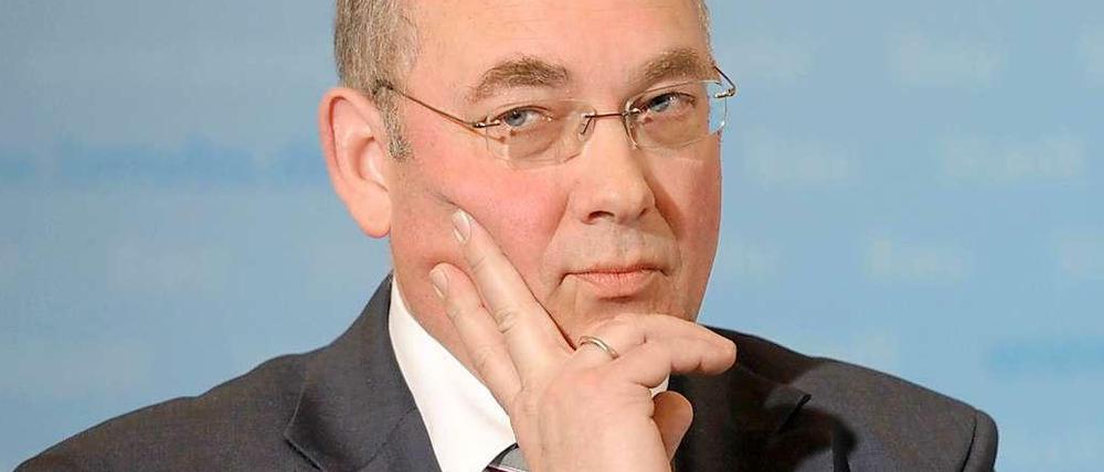 Gerald Hörster wurde 1957 in Wuppertal geboren und studierte an der Ruhr-Universität Bochum Rechtswissenschaft. Bevor er 2009 die Leitung des Eisenbahn-Bundesamtes übernahm, war er im Bundesverkehrsministerium tätig.