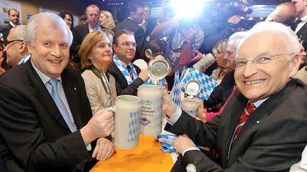 Traute Stimmung zwischen Horst Seehofer und Edmund Stoiber. Letzterer rief die Mitglieder beim Politischen Aschermittwoch seiner Partei in Passau dazu auf, anzupacken und das Land zu gestalten. „Das Jammern, das Nörgeln überlassen wir den anderen.“ Jammern sei deren Spezialität, meinte Stoiber mit Blick auf die Oppositionsparteien. „Damit werden sie Bayern nie regieren.“ Stoiber nannte die Opposition „einen müden Haufen“.