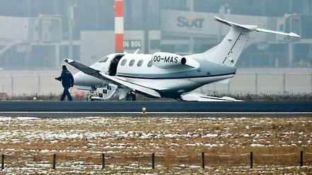 Ein kleines Privatflugzeug ist am Freitagmorgen auf dem Flughafen Berlin-Schönefeld bei der Landung verunglückt. 