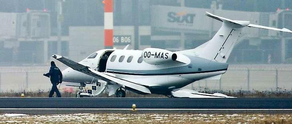 Ein kleines Privatflugzeug ist am Freitagmorgen auf dem Flughafen Berlin-Schönefeld bei der Landung verunglückt. 