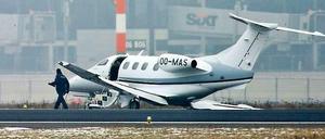 Ein kleines Privatflugzeug ist am Freitagmorgen auf dem Flughafen Berlin-Schönefeld bei der Landung verunglückt. 