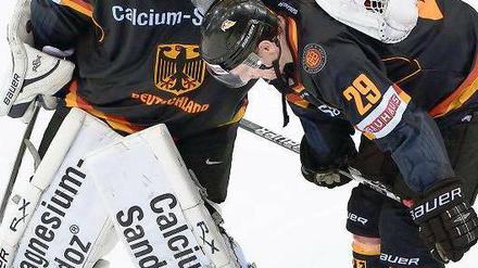 Wenn harte Männer weinen. Der deutsche Torhüter Rob Zepp von den Eisbären Berlin (links) muss seinen Stürmerkollegen Alexander Barta nach dem Debakel gegen die Österreicher trösten. Foto: dpa