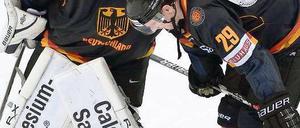 Wenn harte Männer weinen. Der deutsche Torhüter Rob Zepp von den Eisbären Berlin (links) muss seinen Stürmerkollegen Alexander Barta nach dem Debakel gegen die Österreicher trösten. Foto: dpa