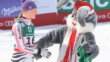 Tänzchen im Zielraum. Das WM-Maskottchen Hopsi forderte Maria Höfl-Riesch zu einer kleinen Darbietung auf – die zweimalige Medaillengewinnerin zierte sich kurz, machte dann aber mit. Foto: Reuters