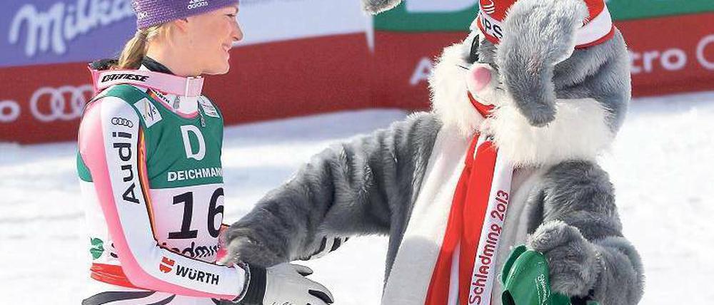 Tänzchen im Zielraum. Das WM-Maskottchen Hopsi forderte Maria Höfl-Riesch zu einer kleinen Darbietung auf – die zweimalige Medaillengewinnerin zierte sich kurz, machte dann aber mit. Foto: Reuters