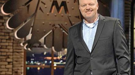 Soll Entertainer Stefan Raab das TV-Duell zwischen Merkel und Steinbrück moderieren oder nicht? Partei hat er noch nicht ergriffen, denn die Buchstaben "AM" auf dem Adler im Hintergrund stehen nicht etwa für "Angela Merkel", sondern für "Absolute Mehrheit". So heißt seine Polit-Show.