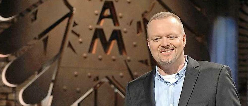 Soll Entertainer Stefan Raab das TV-Duell zwischen Merkel und Steinbrück moderieren oder nicht? Partei hat er noch nicht ergriffen, denn die Buchstaben "AM" auf dem Adler im Hintergrund stehen nicht etwa für "Angela Merkel", sondern für "Absolute Mehrheit". So heißt seine Polit-Show.