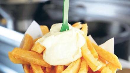 An der Bude werden Pommes Frites in Belgien stilecht in der Tüte serviert.