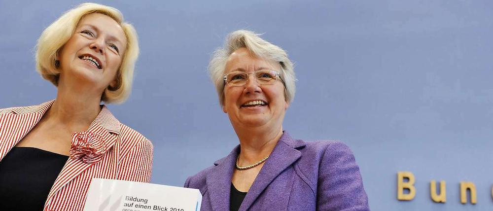 Johanna Wanka (links) folgt Annette Schavan als Bundesbildungsministerin. Auf diesem Foto stellen beide im Jahr 2010 einen Bildungsbericht vor.