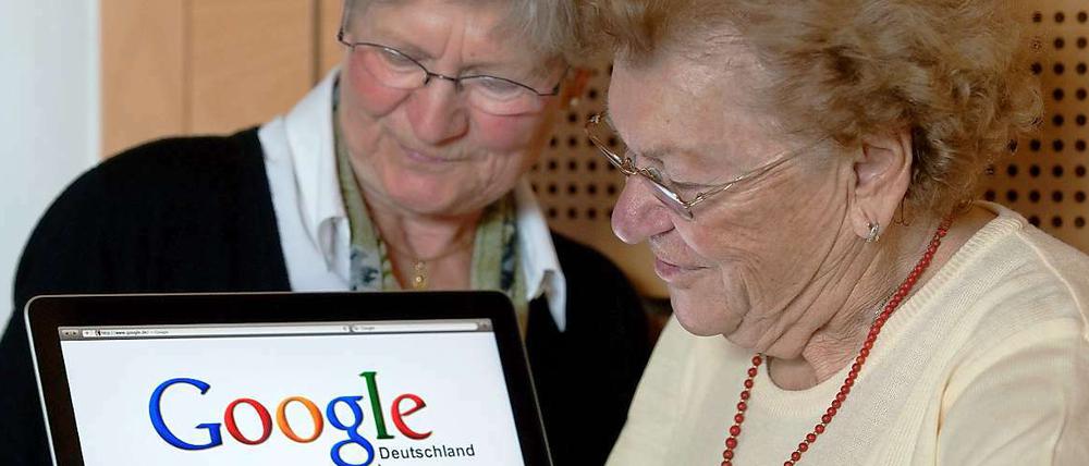 Absolute Marktmacht. Auch diese Seniorinnen aus Niederbayern kommen im Netz an der Suchmaschine nicht vorbei.