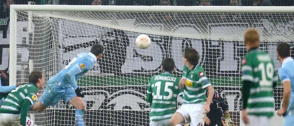 Stich ins Tor. Lazio Roms Libor Kozak (links) köpft in der Nachspielzeit den Treffer zum 3:3 gegen Borussia Mönchengladbach.