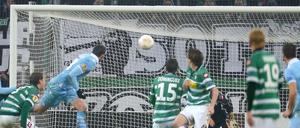 Stich ins Tor. Lazio Roms Libor Kozak (links) köpft in der Nachspielzeit den Treffer zum 3:3 gegen Borussia Mönchengladbach.