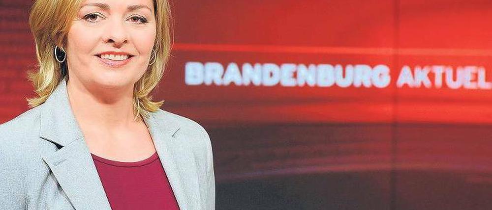 Heimat-TV. Moderatorin Tatjana Jury im Studio von „Brandenburg aktuell“. Der RBB findet die Zuschauerakzeptanz des 20 Jahre alten Magazins beunruhigend. Foto: RBB