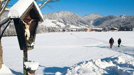 Bequem durch den Schnee. Im Achental gibt es zur Freude der Gäste den ersten „Premium“-Winterwanderweg Deutschlands. 
