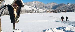 Bequem durch den Schnee. Im Achental gibt es zur Freude der Gäste den ersten „Premium“-Winterwanderweg Deutschlands. 