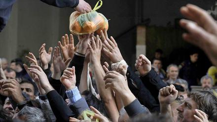 Mitten in Europa. Ansturm auf eine Lebensmittelverteilung in Griechenlands Hauptstadt Athen. 