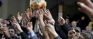 Mitten in Europa. Ansturm auf eine Lebensmittelverteilung in Griechenlands Hauptstadt Athen. 