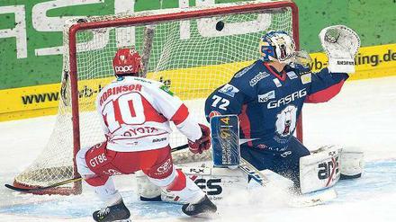 Wirkungstreffer gegen die Eisbären. Zuletzt sahen die Berliner um Torwart Rob Zepp (hier gegen Köln) oft unglücklich aus.