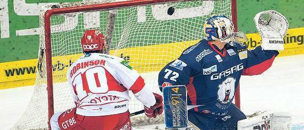 Wirkungstreffer gegen die Eisbären. Zuletzt sahen die Berliner um Torwart Rob Zepp (hier gegen Köln) oft unglücklich aus.