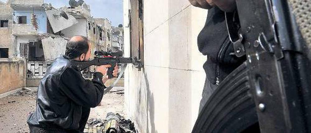 Straßenkampf. Ein Angehöriger der Aufständischen liefert sich in Aleppo ein Gefecht mit Regierungstruppen. Nach Ansicht der Vereinten Nationen haben sich beide Seiten in dem Bürgerkrieg des Mordes und der Folter schuldig gemacht. Foto: Bulent Kilic/AFP