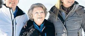 Neue Niederländer. Königin Beatrix (Mitte) dankt ab, ihr Sohn Willem-Alexander und seine Frau Máxima rücken nach. Foto: dpa
