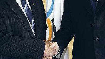 Durchgeschüttelt. Wada-Chef John Fahey (links) im Dialog mit IOC-Präsident Jacques Rogge. Foto: AFP