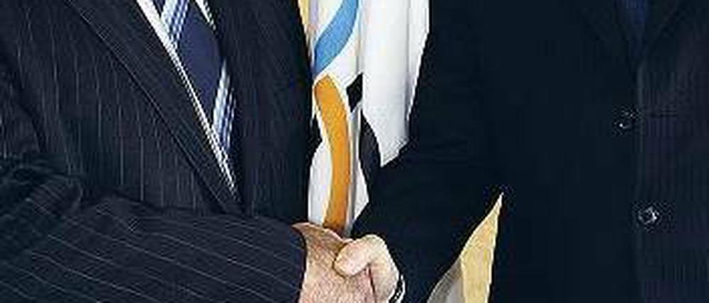 Durchgeschüttelt. Wada-Chef John Fahey (links) im Dialog mit IOC-Präsident Jacques Rogge. Foto: AFP