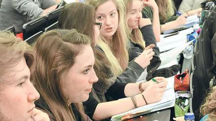 Gemeinsam studieren. Mit einer vereinheitlichten Studieneingangsphase könnten Abbrecherzahlen gesenkt werden. In Lüneburg gibt es ein Kolleg-Modell bereits. 