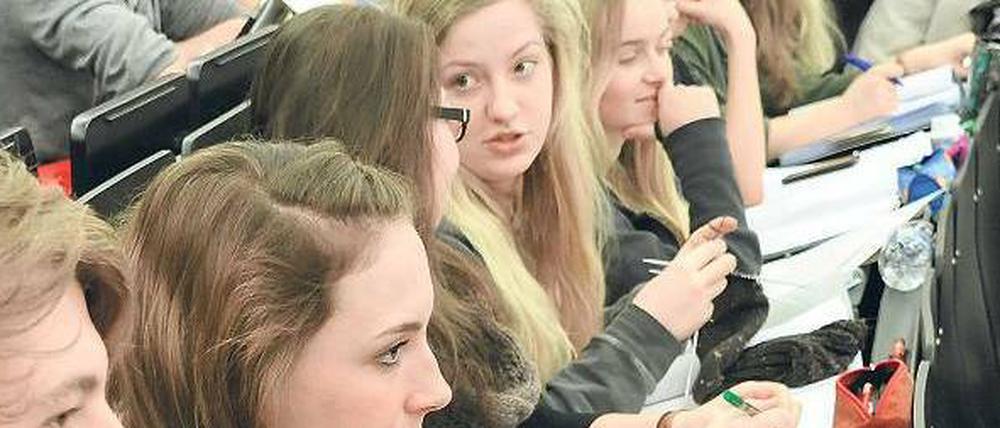 Gemeinsam studieren. Mit einer vereinheitlichten Studieneingangsphase könnten Abbrecherzahlen gesenkt werden. In Lüneburg gibt es ein Kolleg-Modell bereits.