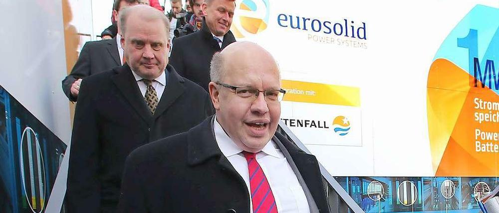 Umweltminister Peter Altmaier (CDU) mit Vattenfalls Deutschlandchef Tuomo Hatakka. 