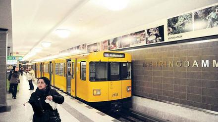 Der fast fertig umgestaltete U-Bahnhof Mehringdamm zeigt Fotos aus dem Kiez . 