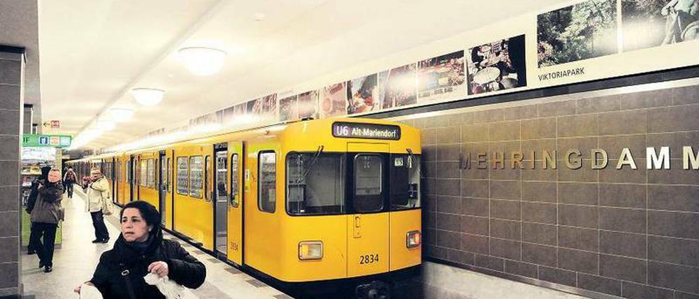 Der fast fertig umgestaltete U-Bahnhof Mehringdamm zeigt Fotos aus dem Kiez . 