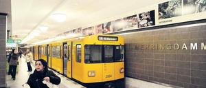 Der fast fertig umgestaltete U-Bahnhof Mehringdamm zeigt Fotos aus dem Kiez . 