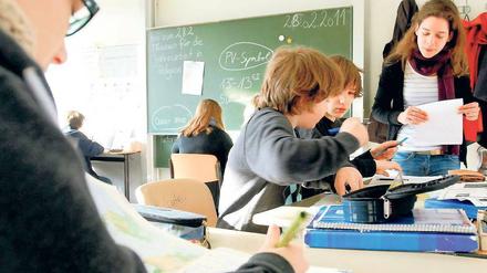 Gut gefördert. Pädagogen sind dafür, Schülerinnen und Schüler besser innerhalb ihrer Lerngruppe zu unterstützen. In vielen Bundesländern würden aber noch nicht ausreichend Angebote gemacht. Schulstudien zeigen, dass Sitzenbleiber bisher nach zwei Jahren oft wieder schwächeln.
