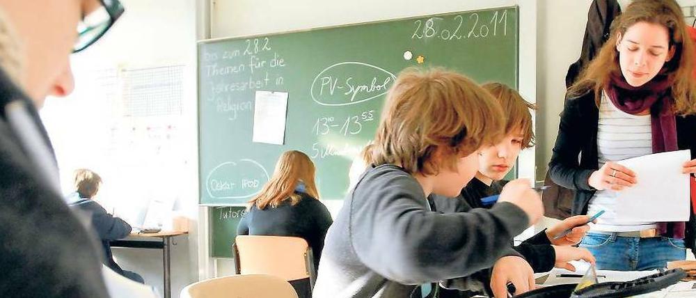 Gut gefördert. Pädagogen sind dafür, Schülerinnen und Schüler besser innerhalb ihrer Lerngruppe zu unterstützen. In vielen Bundesländern würden aber noch nicht ausreichend Angebote gemacht. Schulstudien zeigen, dass Sitzenbleiber bisher nach zwei Jahren oft wieder schwächeln.