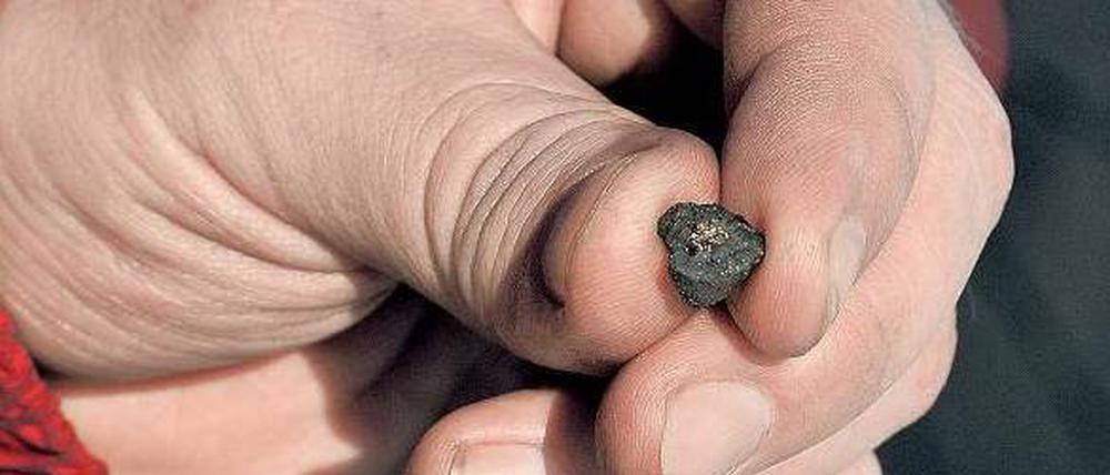 Himmlischer Krümel. Dies ist vermutlich ein Bruchstück des Meteoriten, der am Freitag nahe der Stadt Tscheljabinsk niedergegangen ist. Insgesamt wurden 53 Trümmer gefunden. 