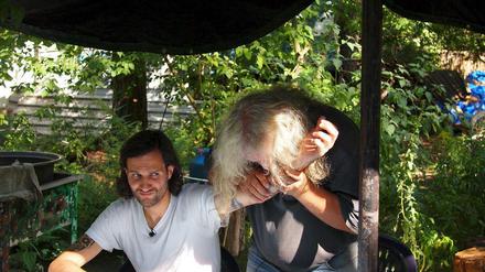 Der Reporter Manuel Möglich (l.) will wissen, was dran ist am Schamanismus. 