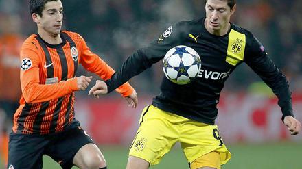 Dortmund Robert Lewandowski (r., im Duell mit Henrikh Mkhitaryan) traf einmal mehr für seine Mannschaft.