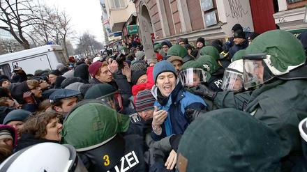 Rangeleien zwischen Polizei und Demonstranten in Kreuzberg. Anlass sind Proteste gegen eine Zwangsräumung.