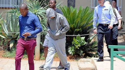 Oscar Pistorius wird von der Polizei abgeführt. Er steht unter Mordverdacht. 