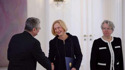 Die aus Sachsen stammende Johanna Wanka folgt auf Annette Schavan (beide CDU), die nach der Aberkennung ihres Doktortitels wegen Plagiatsvorwürfen am Samstag zurückgetreten war. 