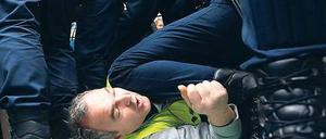 Harte Hand. Ein streikender Iberia-Angestellter wird verhaftet. Foto: Reuters