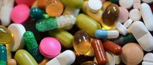 Schluckt das: Die EU-Kommission will offenbar die Hürden für Arzneimitteltests an Menschen senken.