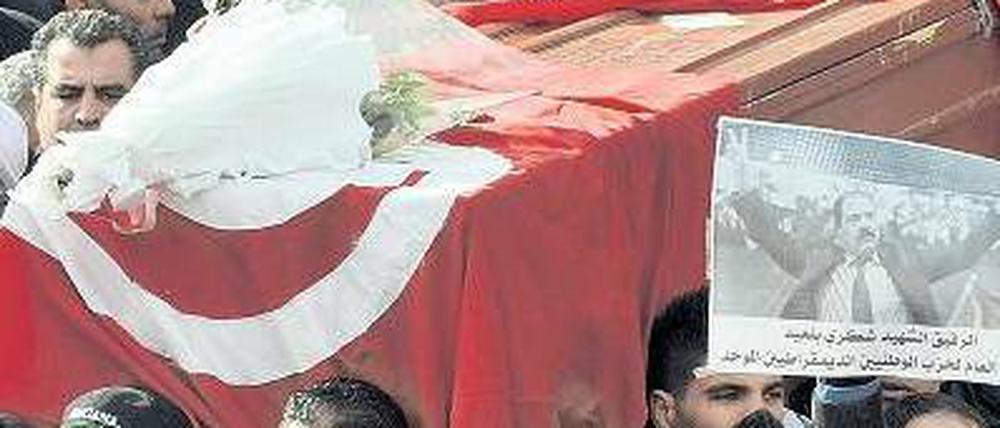 Letztes Geleit. Bei der Beerdigung des getöteten Oppositionsführers Chokri Belaid in Tunis wollten rund 50 000 Menschen dabei sein. Foto: Fethi Belaid/AFP