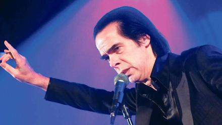 Glüht, fliegt, vibriert. Der 55-jährige Nick Cave am Mittwochabend im Admiralspalast. Foto: dpa