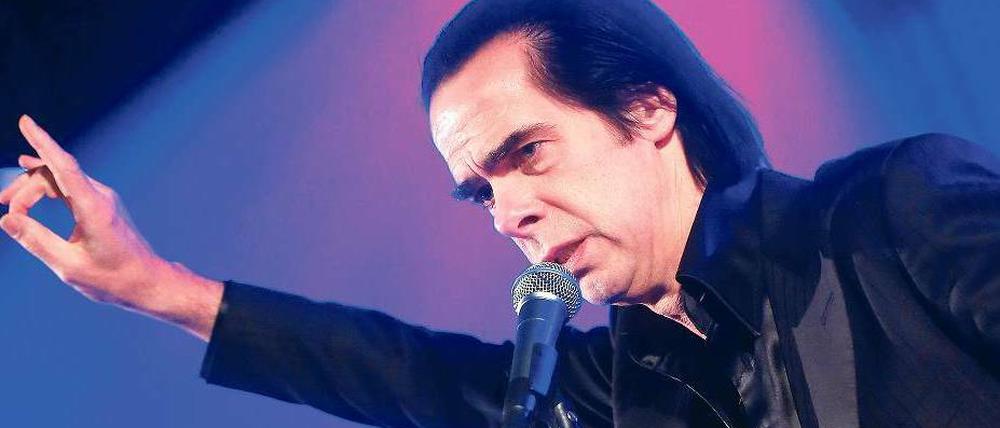 Glüht, fliegt, vibriert. Der 55-jährige Nick Cave am Mittwochabend im Admiralspalast. Foto: dpa