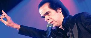 Glüht, fliegt, vibriert. Der 55-jährige Nick Cave am Mittwochabend im Admiralspalast. Foto: dpa