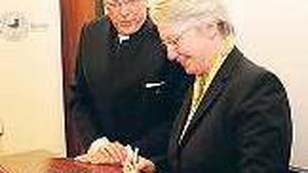Professor Schavan. Die Ministerin unterschreibt die Vereinbarung im Jahr 2008 mit dem damaligen FU-Präsidenten Lenzen. – Manchen war das damals unangenehm.