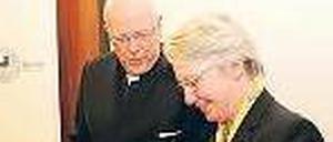 Professor Schavan. Die Ministerin unterschreibt die Vereinbarung im Jahr 2008 mit dem damaligen FU-Präsidenten Lenzen. – Manchen war das damals unangenehm.