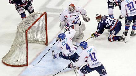 Unterzahl. Florian Busch (r.) trifft trotzdem zum 1:1 für die Eisbären. 